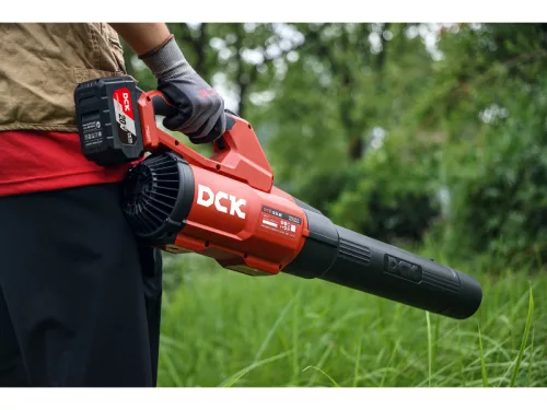 DCK KDLB20151Z Akkus lombfúvó szénkefe nélküli motorral 20 V (akku és töltő nélkül)